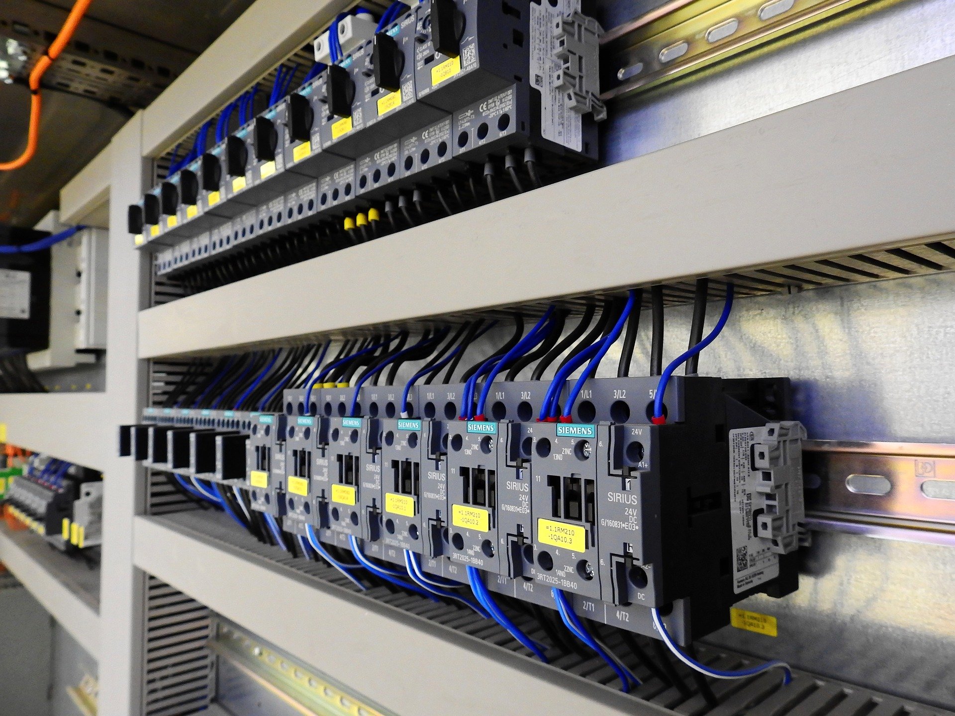 Sauber verdrahteter Schaltschrank eines Funkendratzer-Elektroprojekts